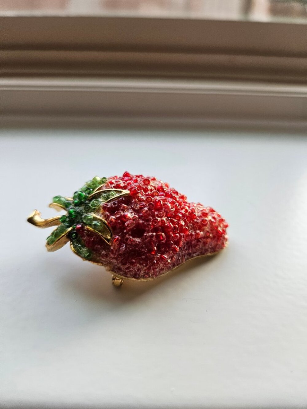 RARE & VINTAGE WEISS GLAZED STRAWBERRY CRYSTAL BROOCH /PIN IN HEAVY GOLD SETTING - Picture 3 of 15